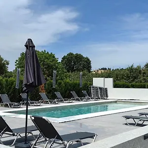 Hotel Topaz Two, Siviri